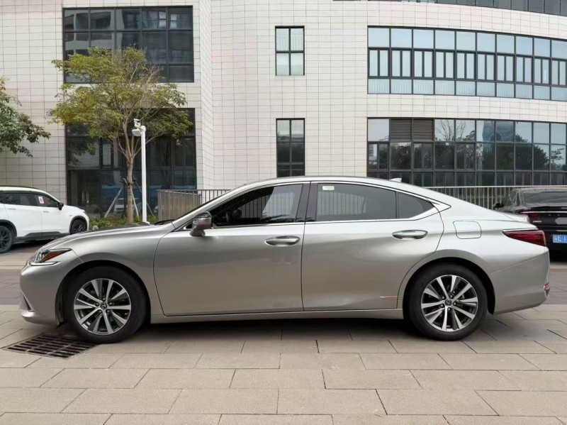 佛山19年雷克萨斯ES7