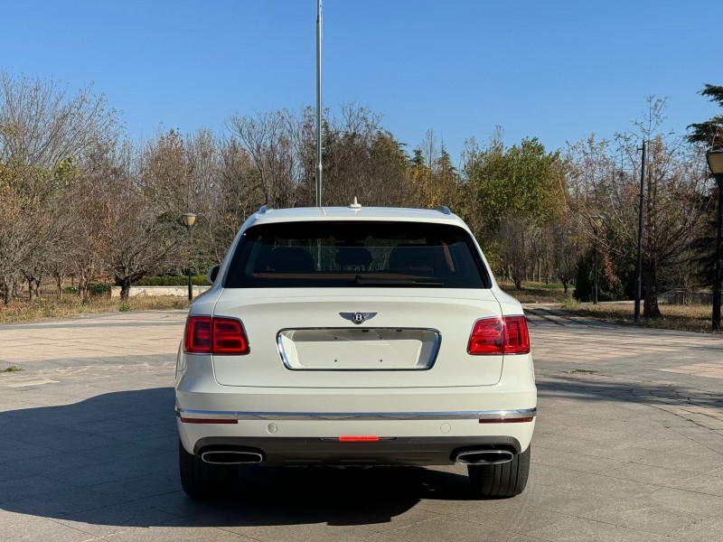 青岛17年宾利添越9