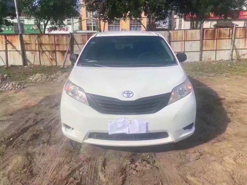 青岛12年丰田塞纳1