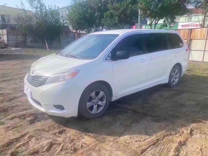 青岛12年丰田塞纳2