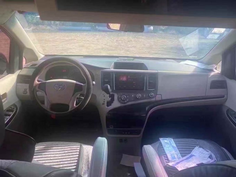 青岛12年丰田塞纳4