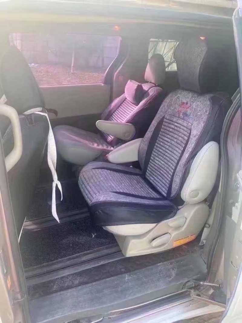 青岛12年丰田塞纳5