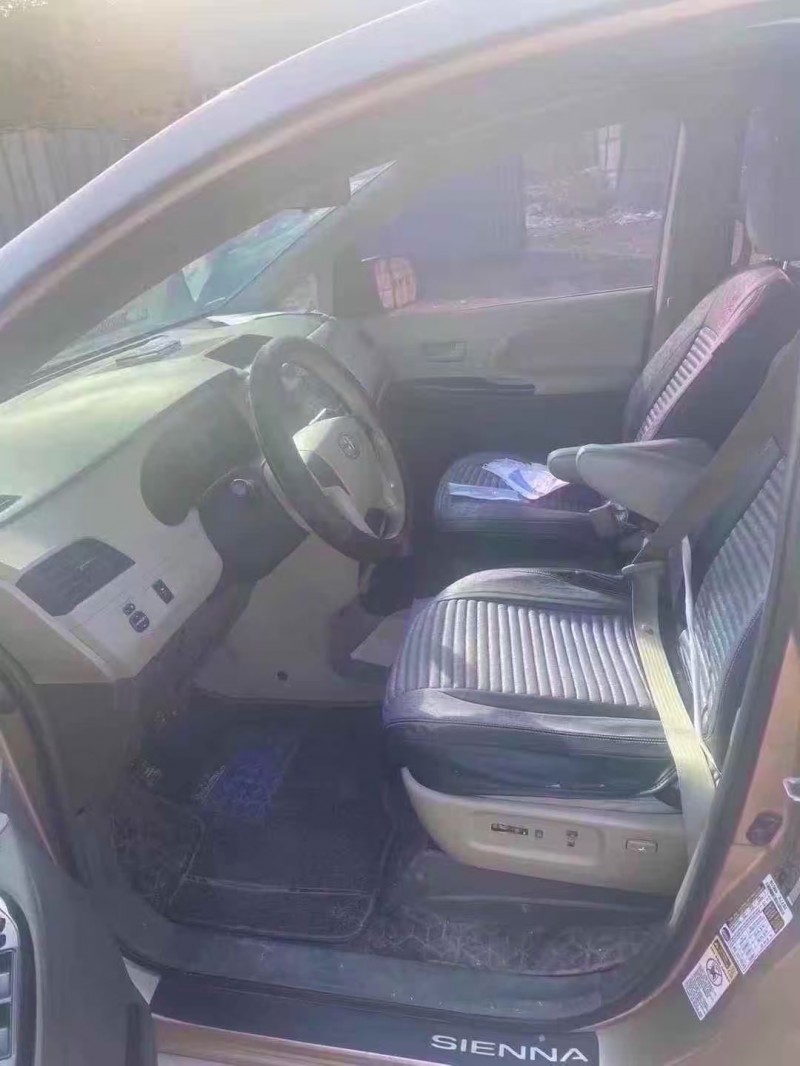 青岛12年丰田塞纳6