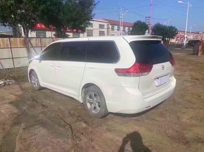 青岛12年丰田塞纳8