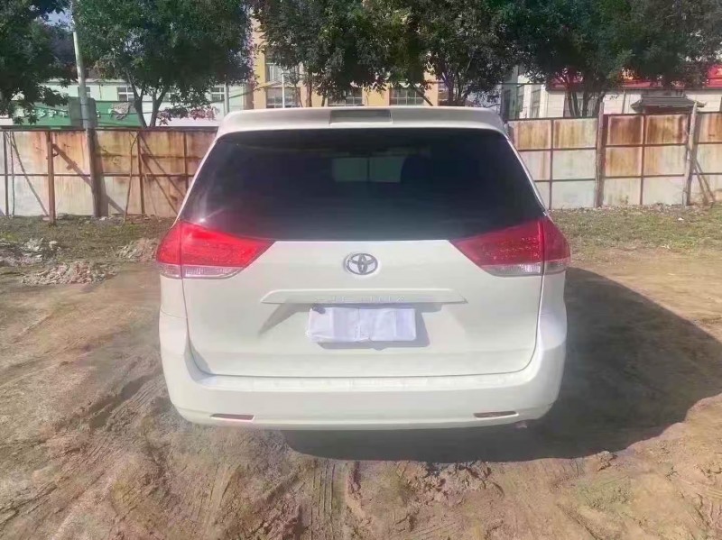 青岛12年丰田塞纳9