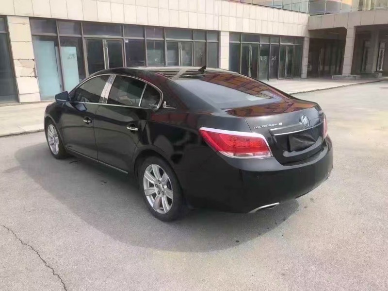 青岛12年别克君越8