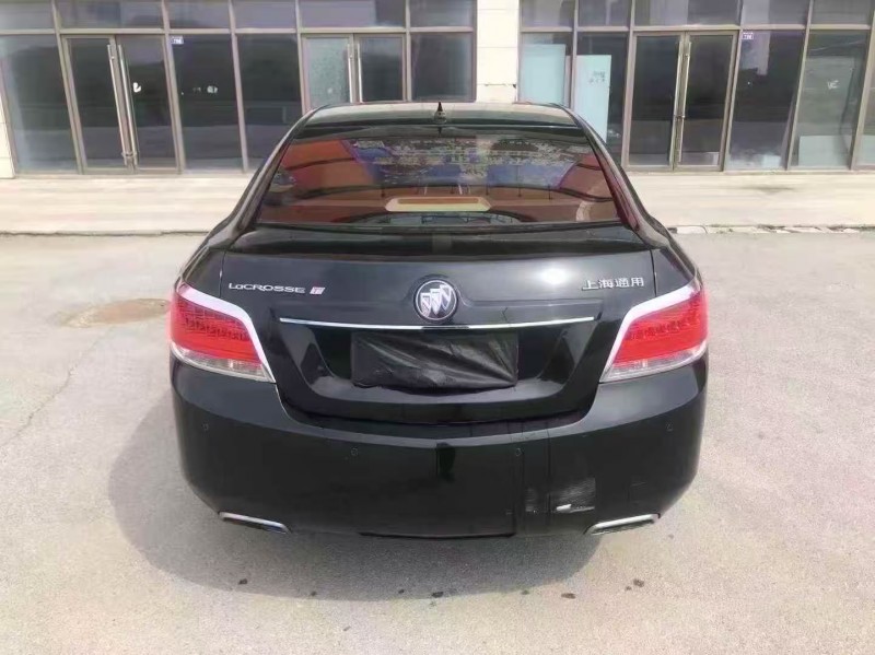 青岛12年别克君越9