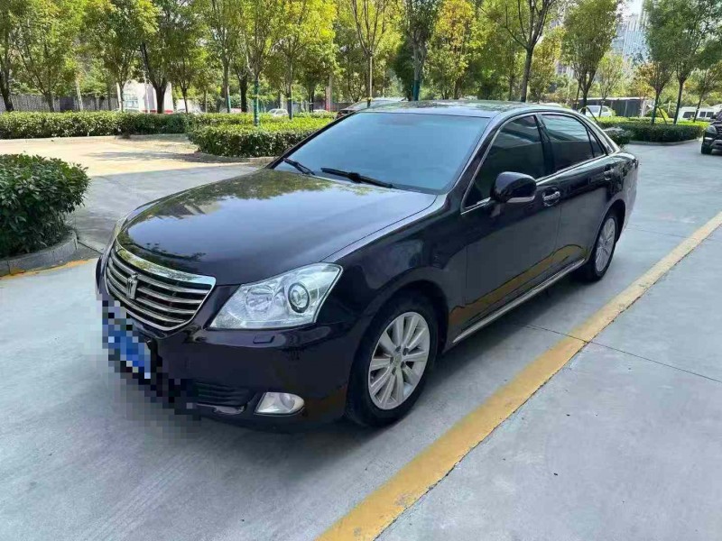 济宁11年丰田皇冠3