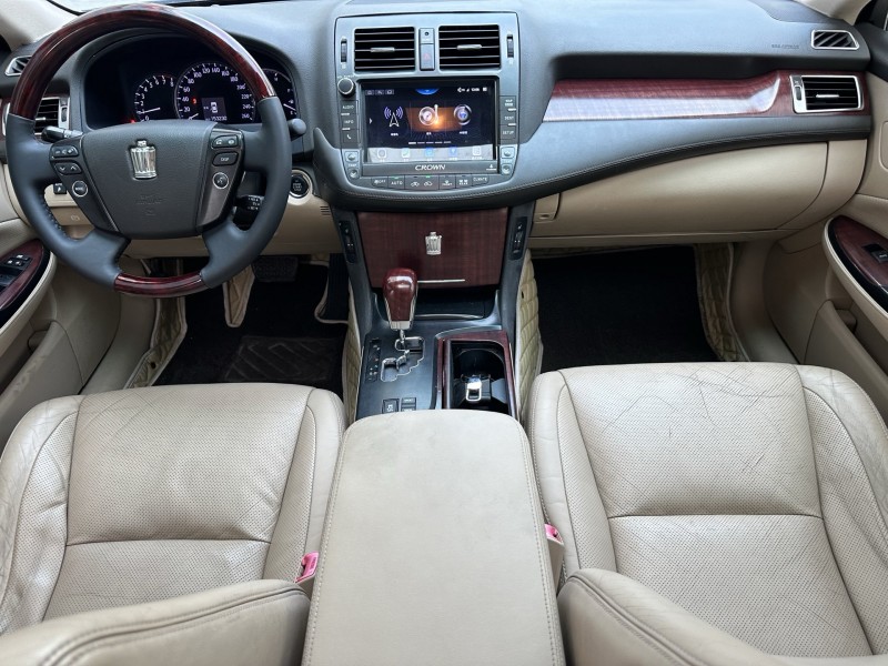 济宁11年丰田皇冠6