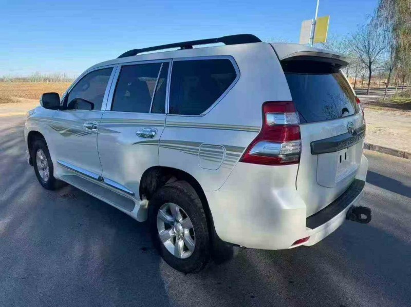 银川17年丰田普拉多8