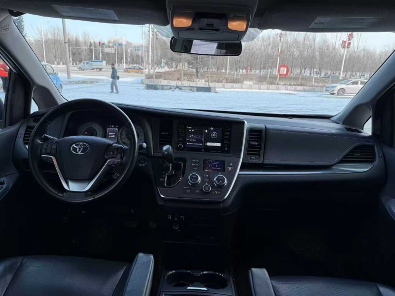 吉林19年丰田塞纳5