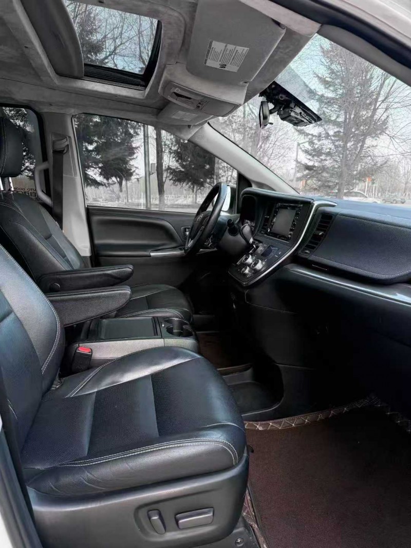 吉林19年丰田塞纳8