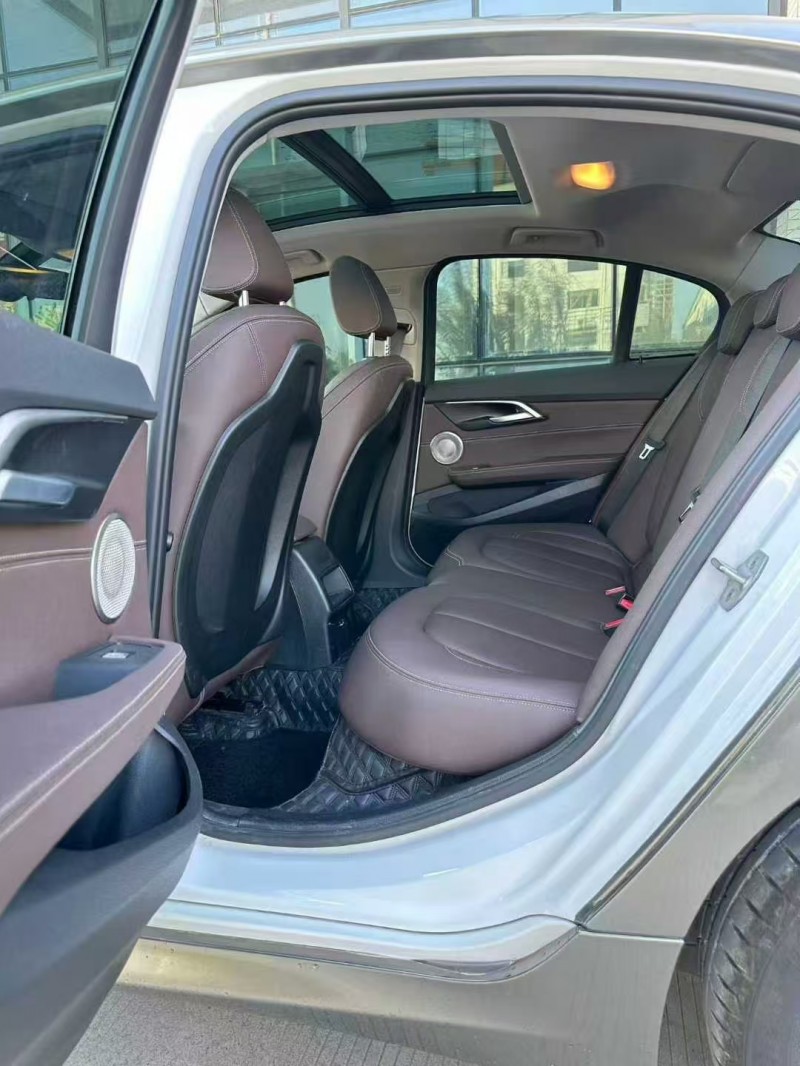 南宁23年宝马1系8