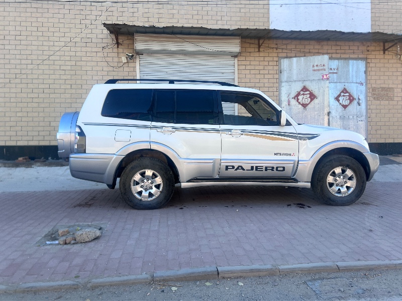 保定12年三菱帕杰罗4