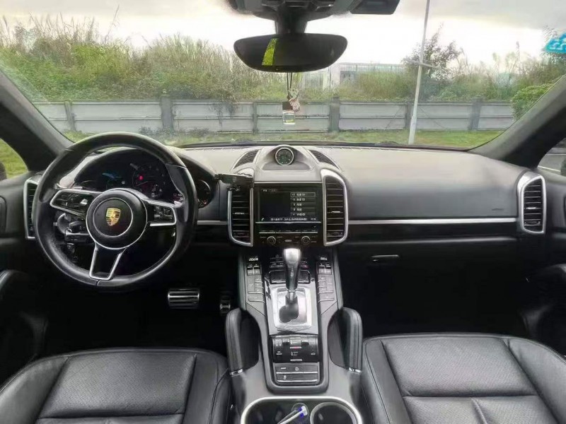 广州16年保时捷卡宴6