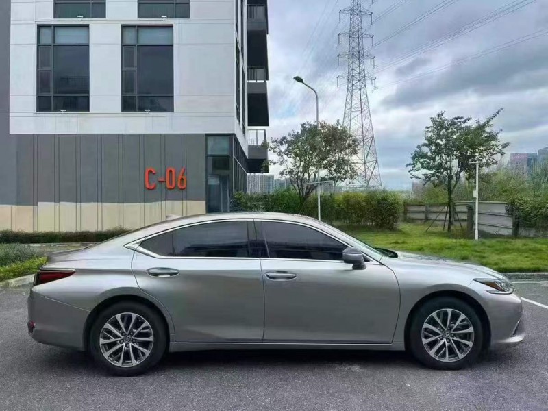 广州23年雷克萨斯ES7