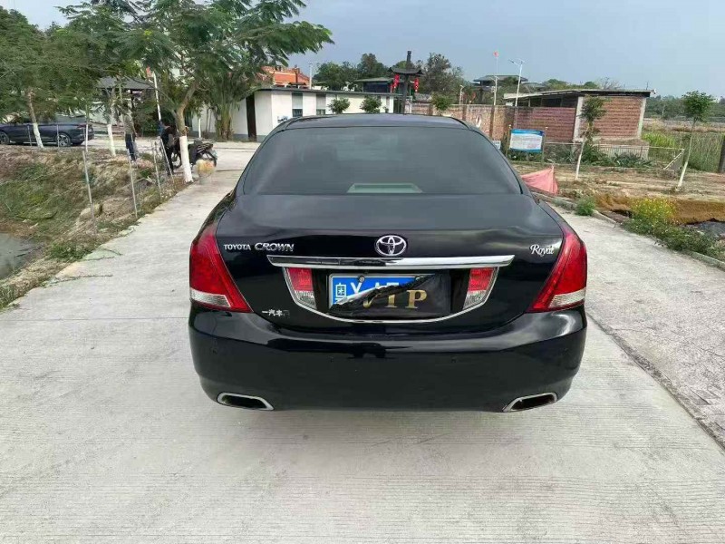 广州11年丰田皇冠9