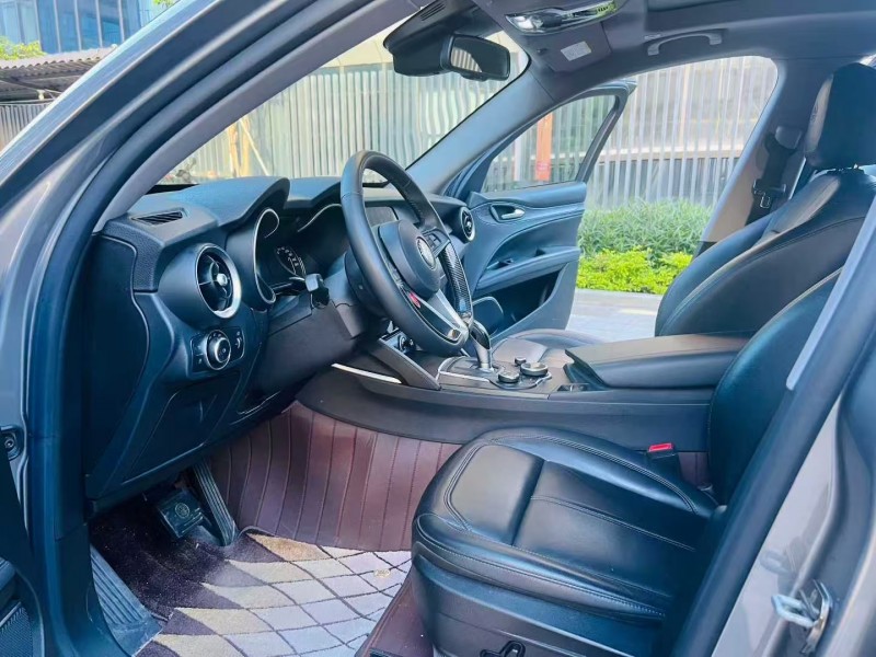 深圳19年阿尔法·罗密欧Stelvio4