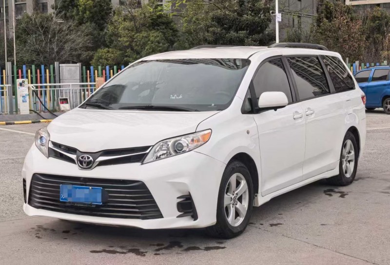 郑州22年丰田塞纳2