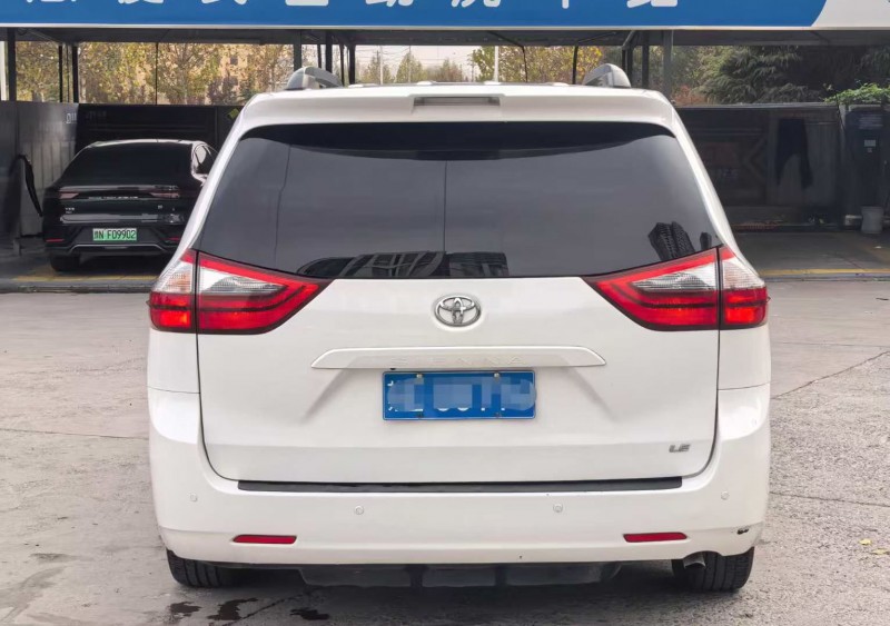 郑州22年丰田塞纳8