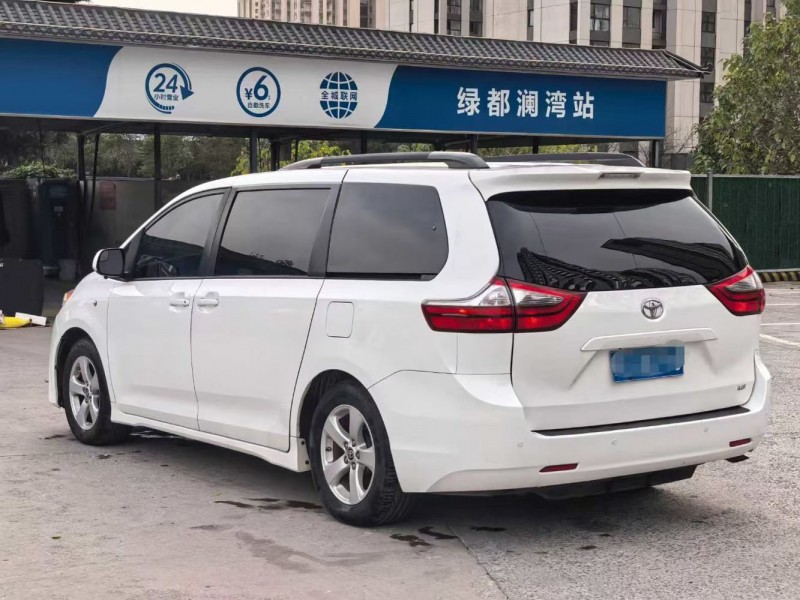 郑州22年丰田塞纳9