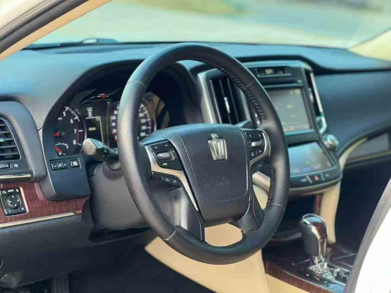 深圳15年丰田皇冠4