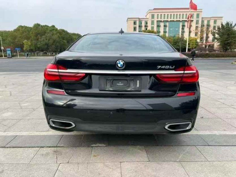 新余18年宝马7系9