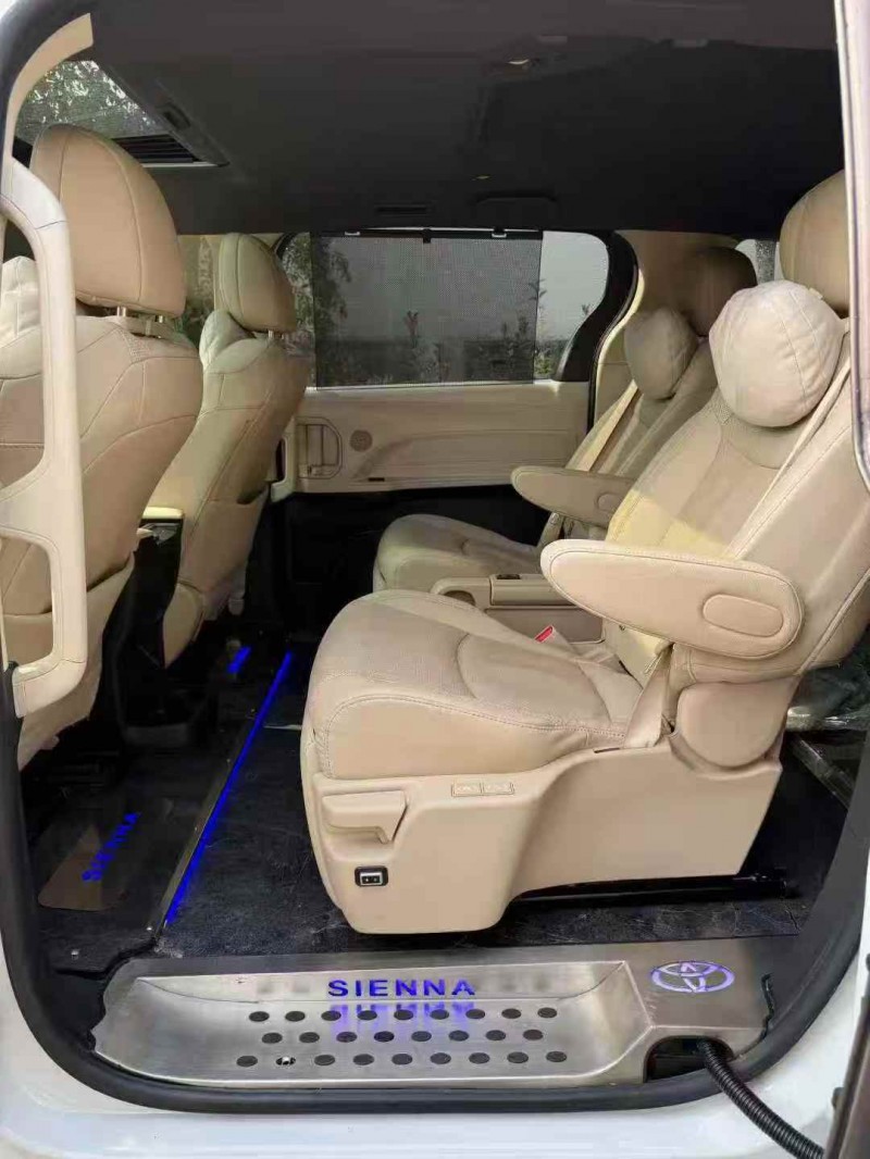 孝感22年丰田塞纳5