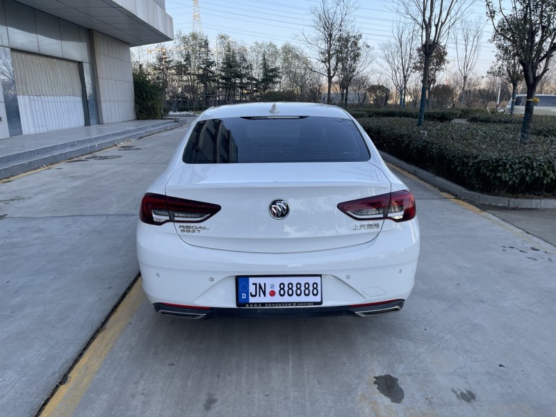 济宁21年别克君威9