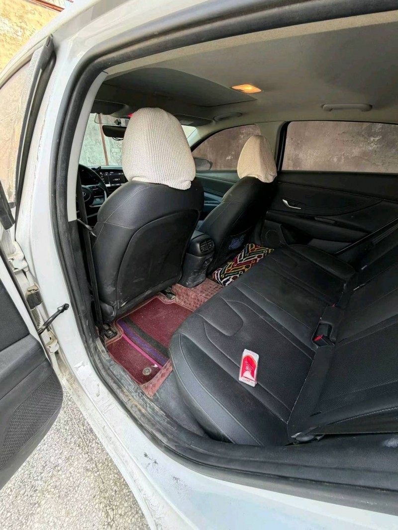 烟台25年现代伊兰特4