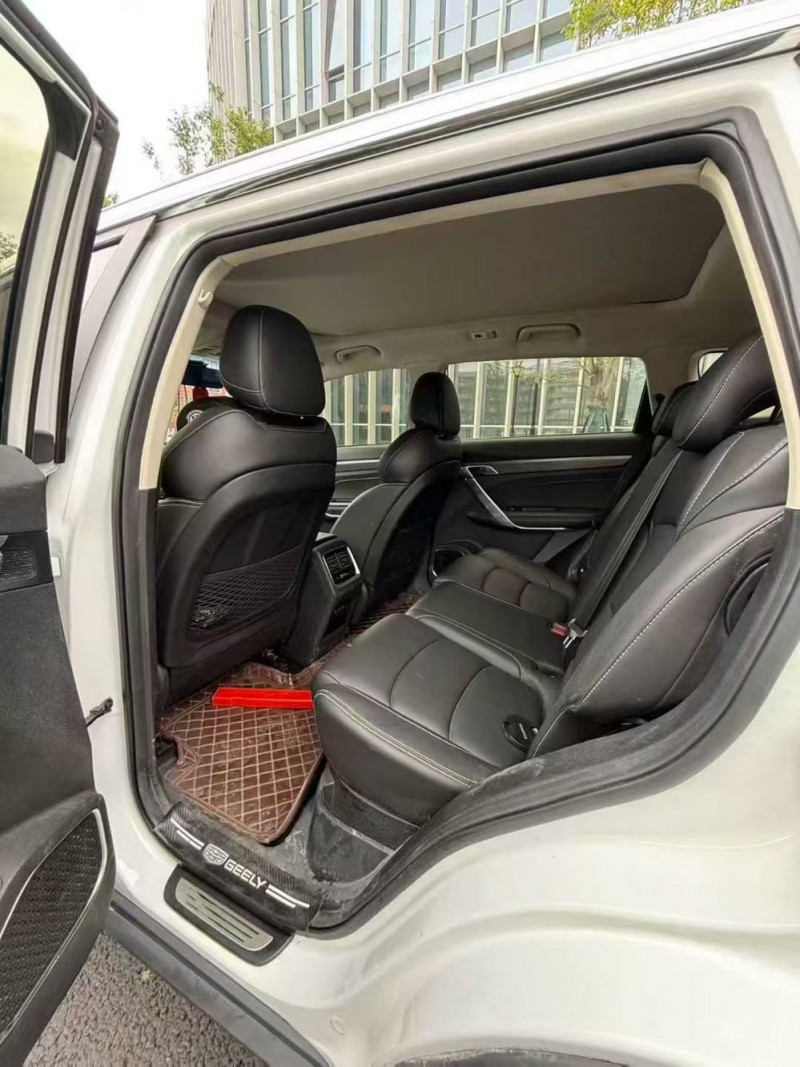 成都19年吉利博越8