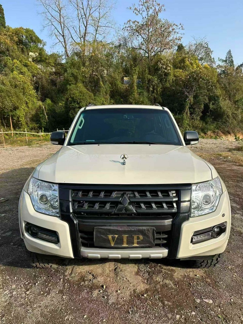 吉安23年三菱帕杰罗1