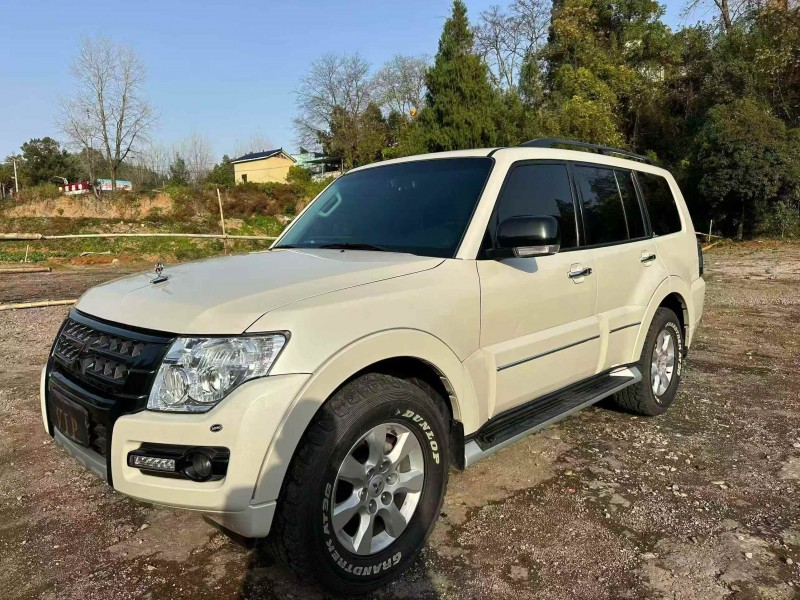 吉安23年三菱帕杰罗2