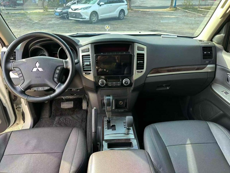 吉安23年三菱帕杰罗4