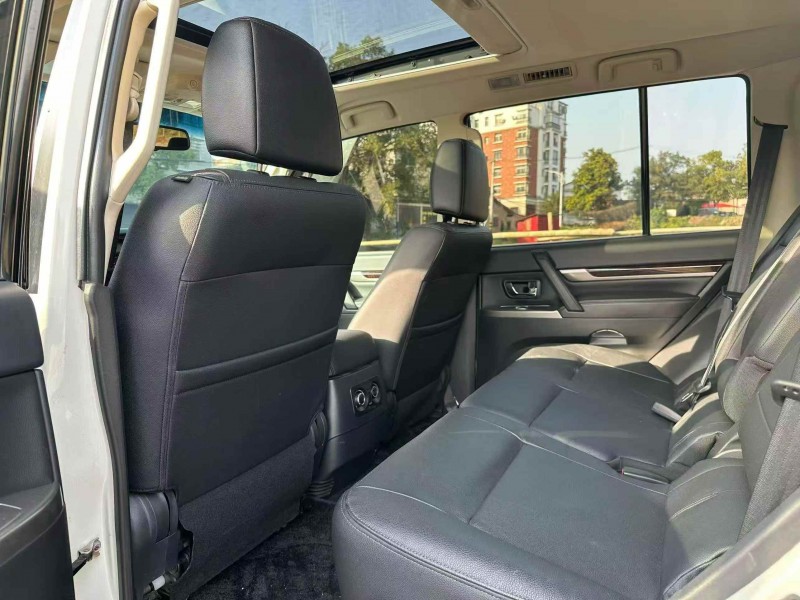 吉安23年三菱帕杰罗6