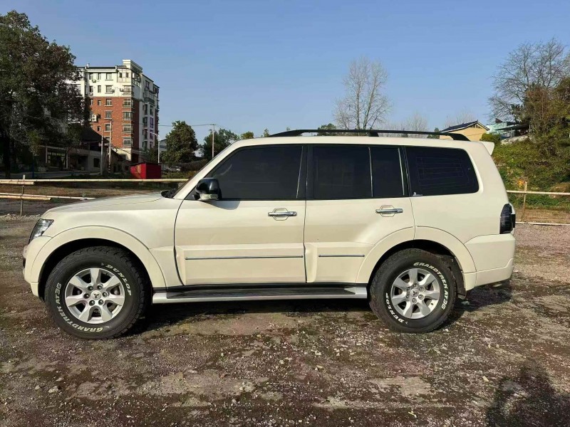 吉安23年三菱帕杰罗7