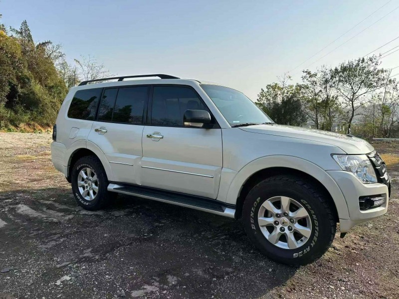 吉安23年三菱帕杰罗8