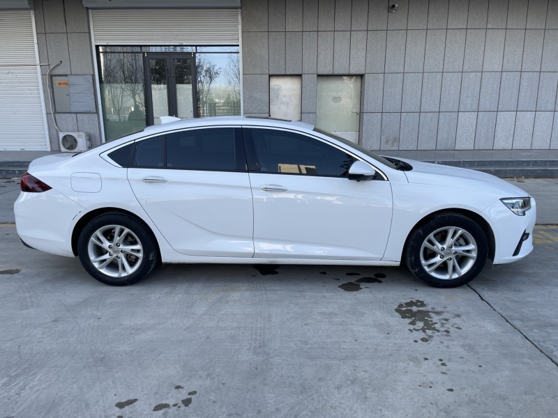 济宁21年别克君威9