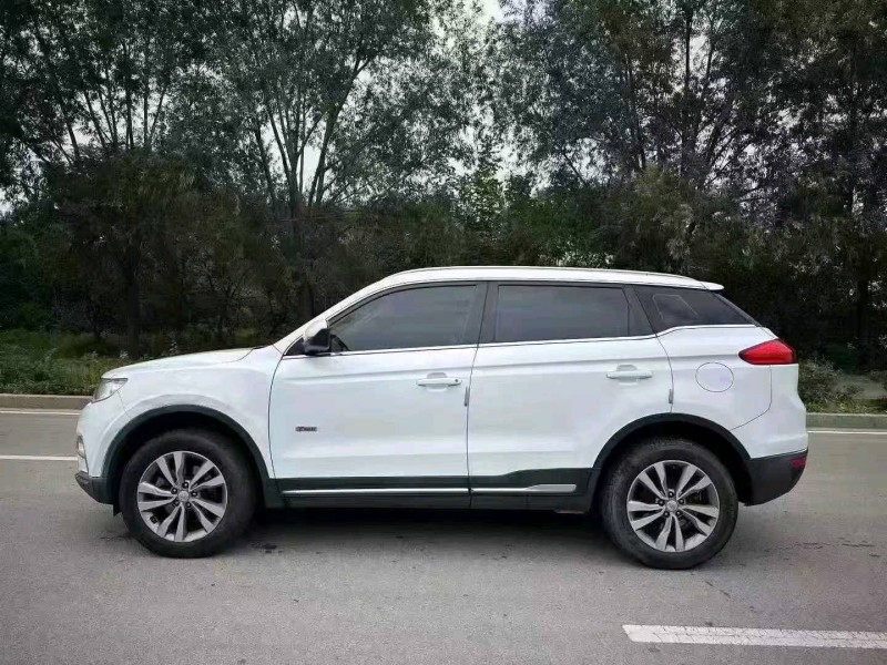 济宁20年吉利博越7