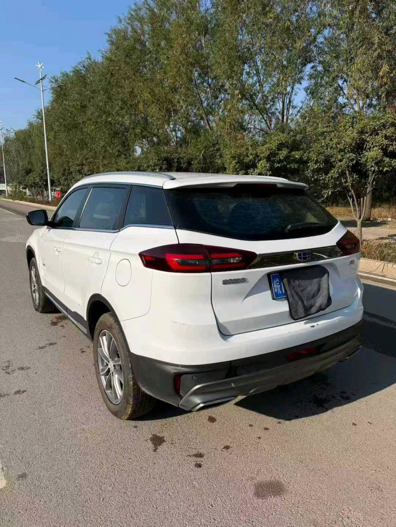 济宁20年吉利博越9