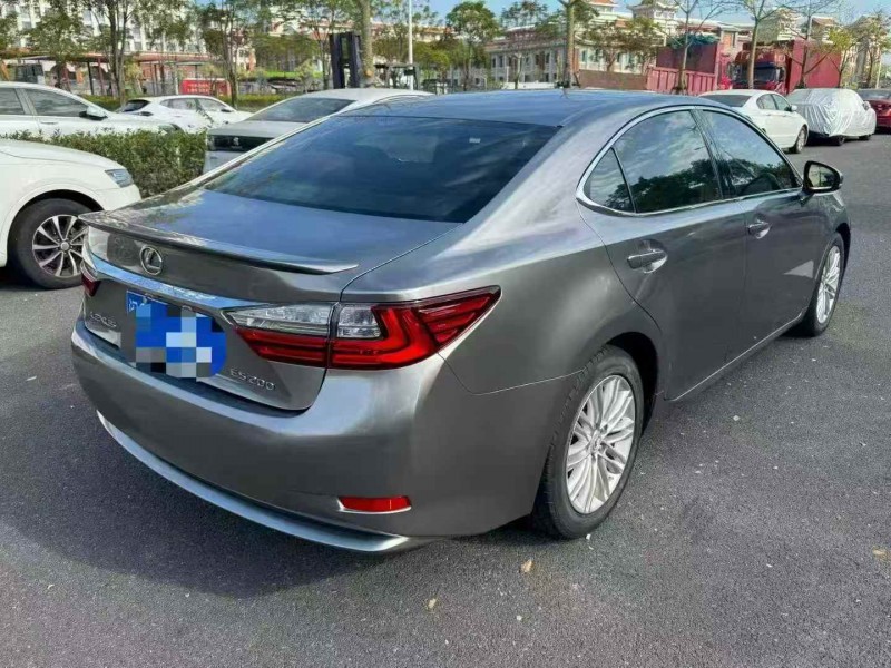 广州18年雷克萨斯ES8