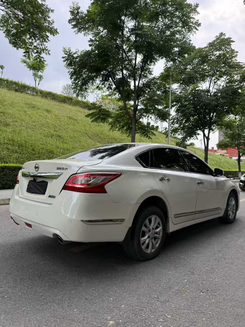 成都15年日产天籁4