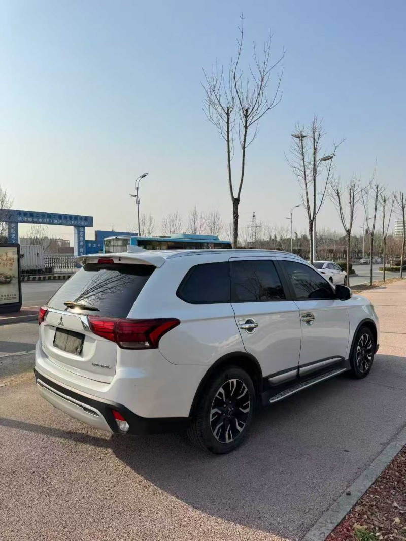 枣庄21年三菱欧蓝德7