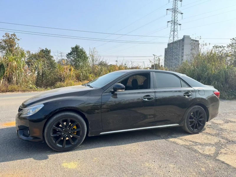 南昌17年丰田锐志2