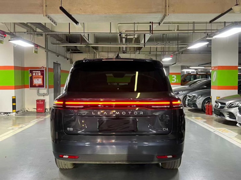 成都23年零跑汽车C114