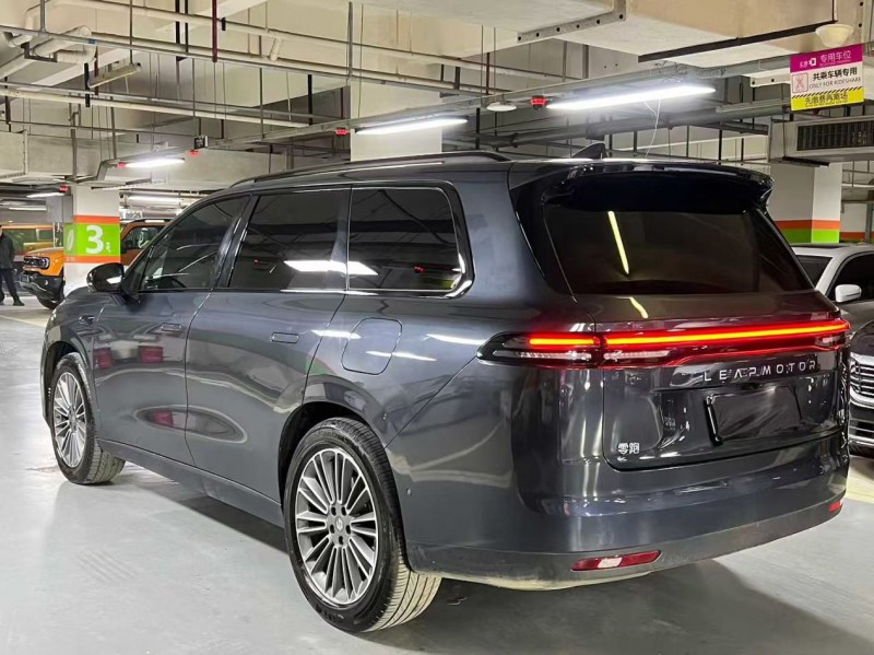 成都23年零跑汽车C117