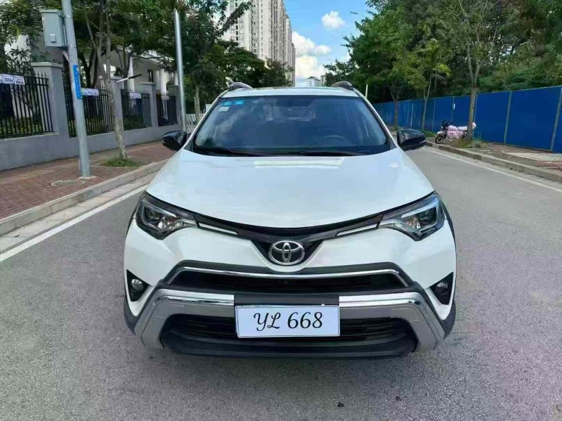 南宁19年丰田RAV4荣放1