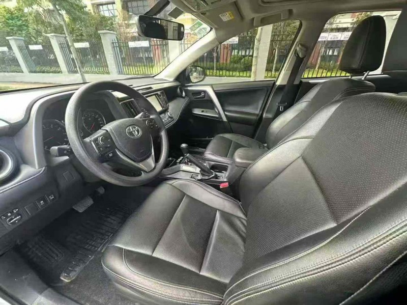 南宁19年丰田RAV4荣放4