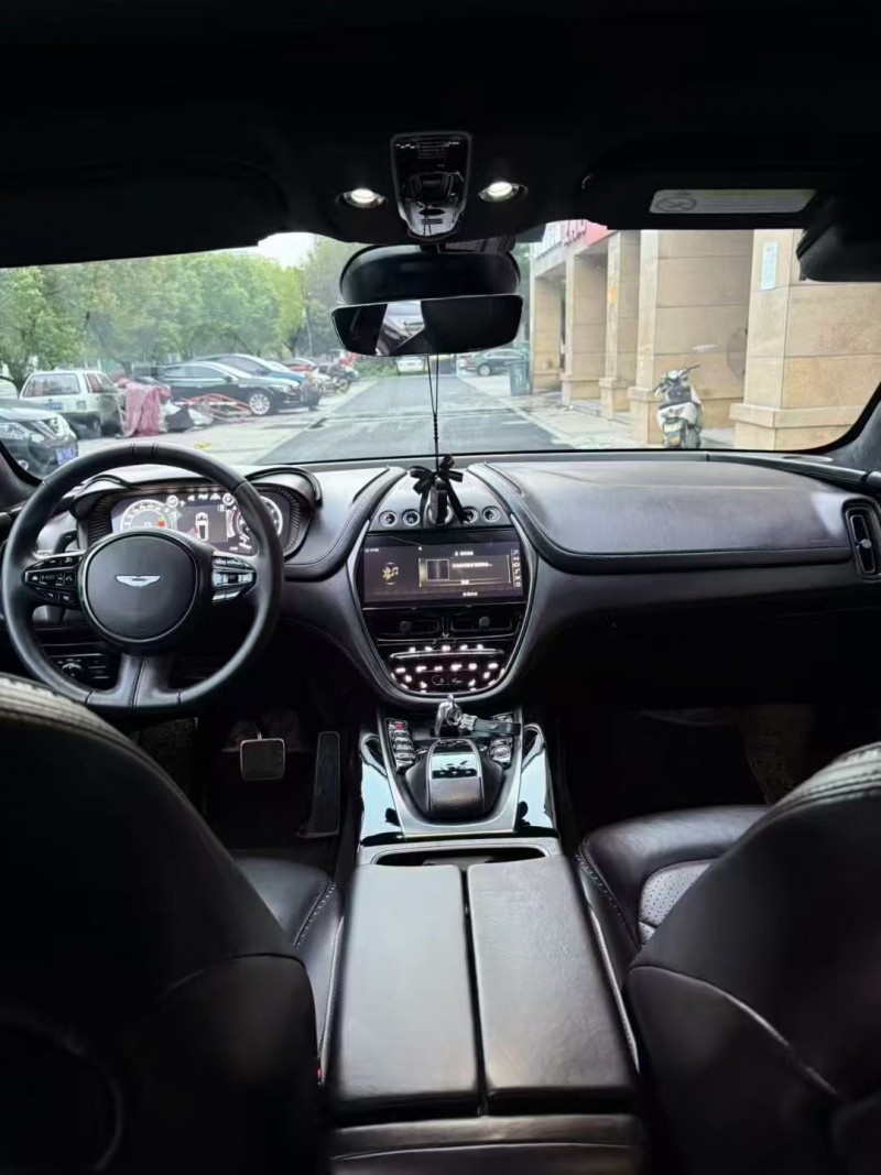 中山21年阿斯顿·马丁DBX5