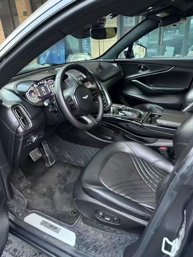 中山21年阿斯顿·马丁DBX6